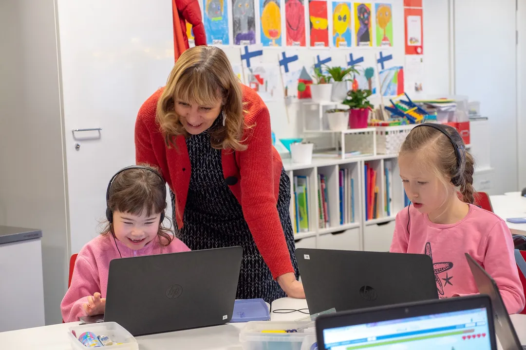 Opettaja auttamassa oppilasta